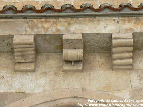 DETALLE DE CANECILLOS SOBRE LA PORTADA NORTE